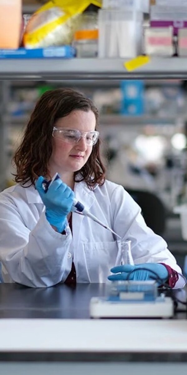 a female scientist in a lab doing an experiment 